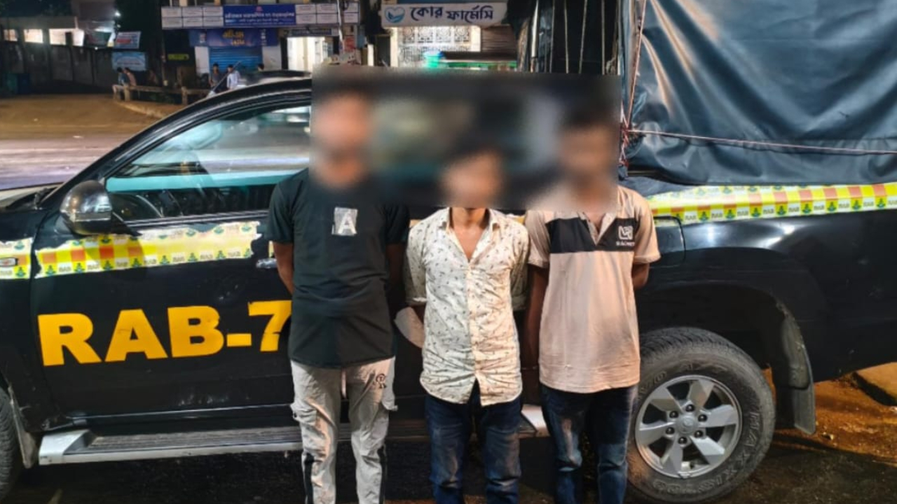 চট্টগ্রামে গাঁজা-ফেনসিডিলসহ তিন মাদক কারবারি গ্রেপ্তার